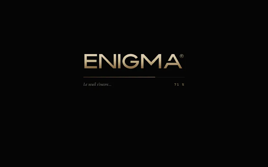 L’écran de chargement : logo ENIGMA, filet doré et progression réelle.