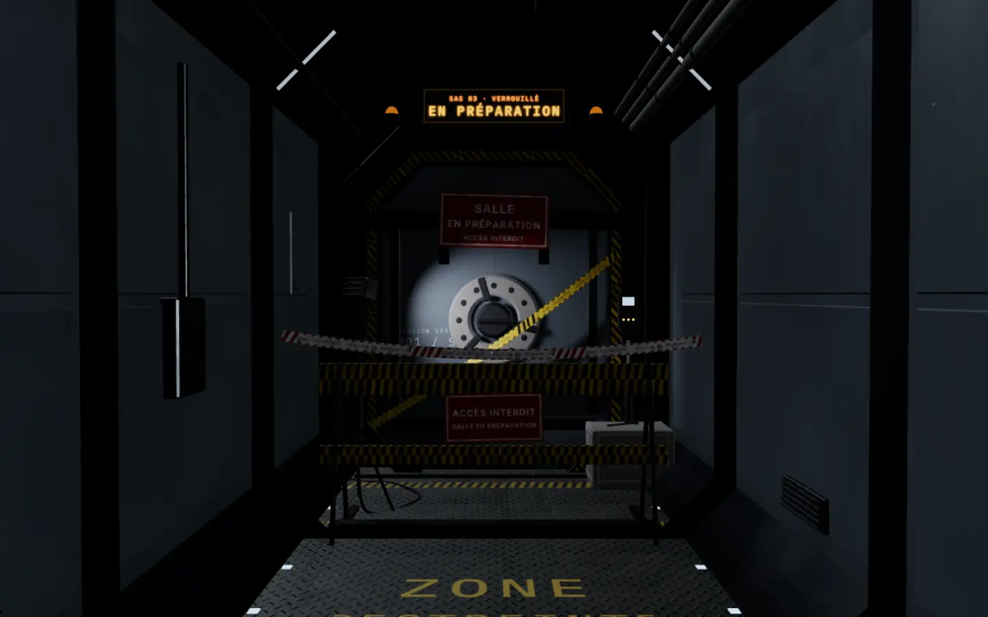 Le sas condamné de la Mission spatiale : coque d’acier, gyrophares, barres et rubans de sécurité.
