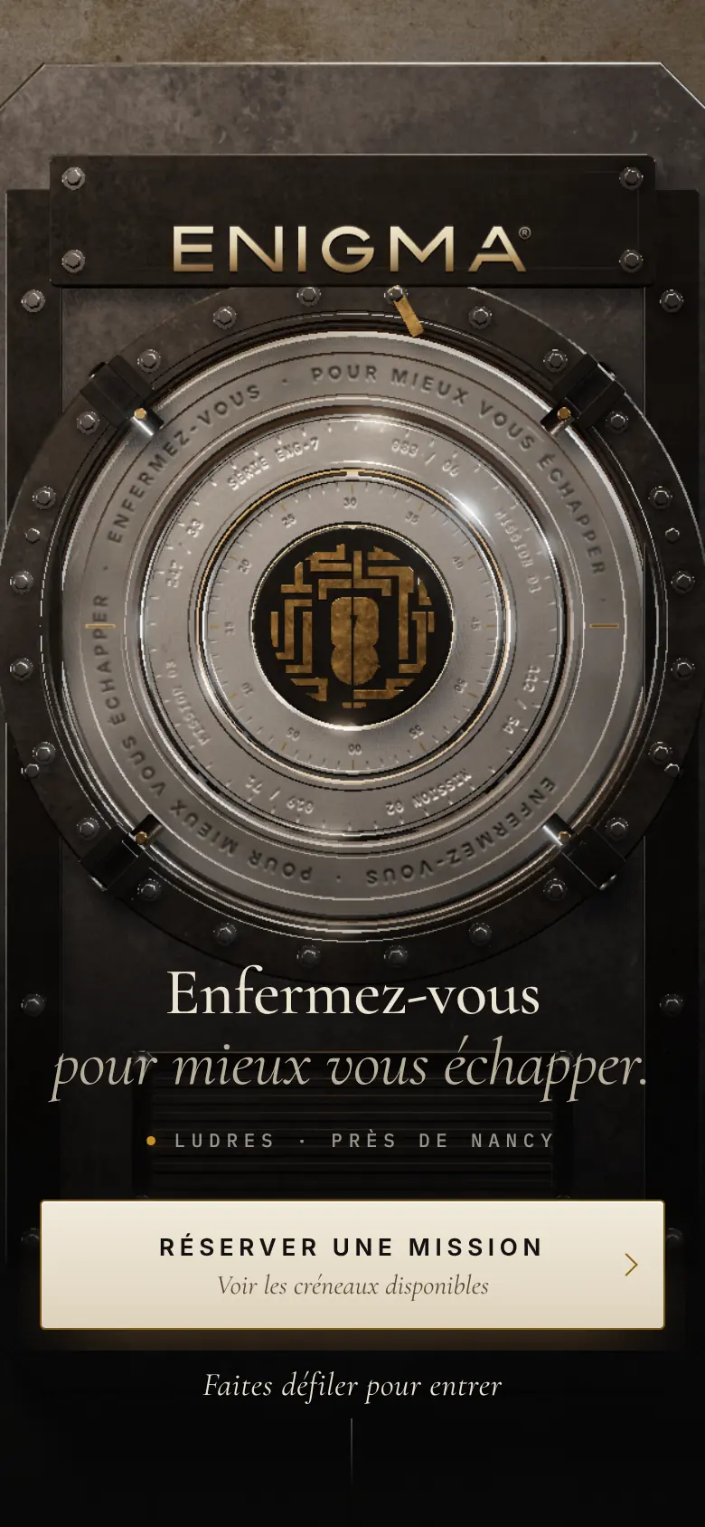L’accueil sur téléphone : le logo en relief, la promesse et le bouton de réservation sous le pouce.